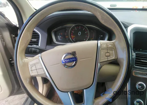 2015 Volvo Xc60 T5/T5 Premier z USA, uszkodzony, nr VIN YV4612RK8F2743166